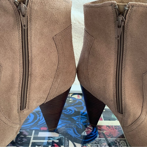 STEVE MADDEN Pettrra Taupe Suede ankle booties 4" heel size 8 - Picture 3 of 15